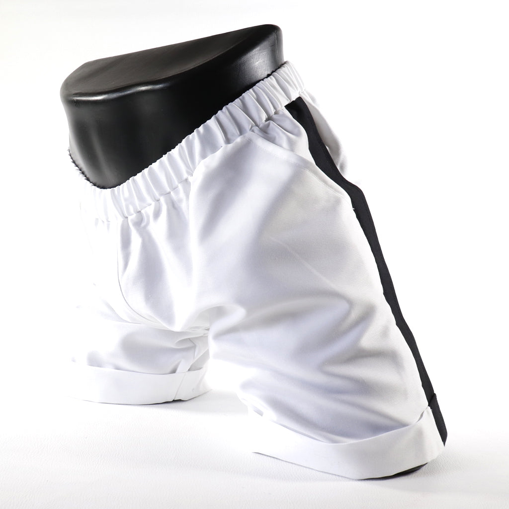 Mini - Short Bermuda -  Sport -Transparent – Noir - gris - blanc
Mini short de sport transparent noir avec design contrasté, créé par Omar Enrique Paris – mode masculine, vêtements sportifs et style audacieux.
Keywords: short sport homme, short transparent, mode masculine, Omar Enrique Paris