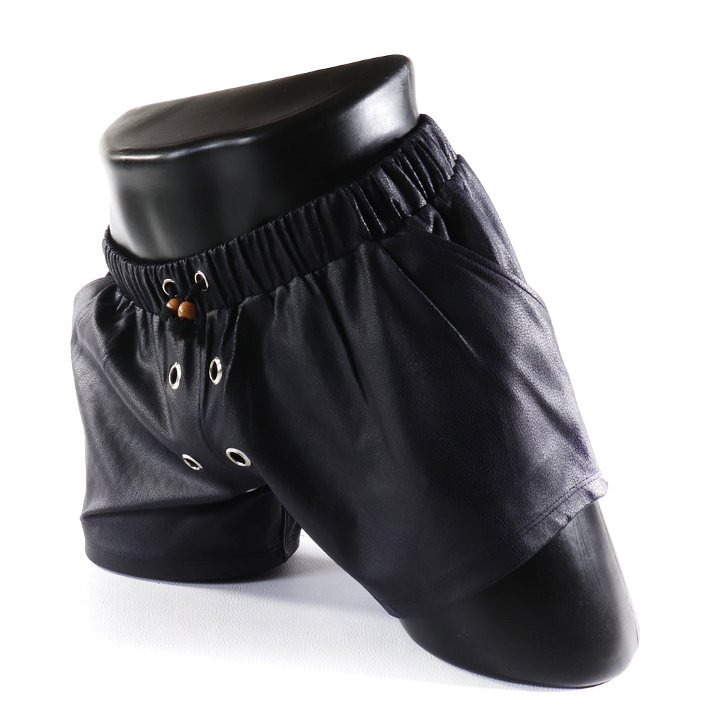 Mini - Short en Simili-Cuir Noir
Mini short en simili-cuir noir avec côtés ouverts, créé par Omar Enrique Paris – mode masculine audacieuse et vêtements sportifs fetish.
Keywords: short simili cuir homme, short fetish, Omar Enrique Paris