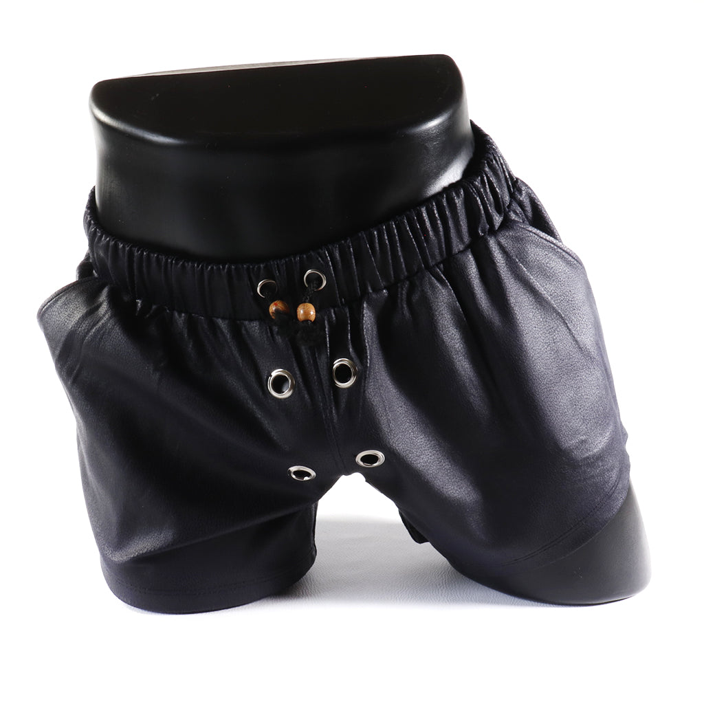 Mini - Short en Simili-Cuir Noir
Mini short en simili-cuir noir avec côtés ouverts, créé par Omar Enrique Paris – mode masculine audacieuse et vêtements sportifs fetish.
Keywords: short simili cuir homme, short fetish, Omar Enrique Paris