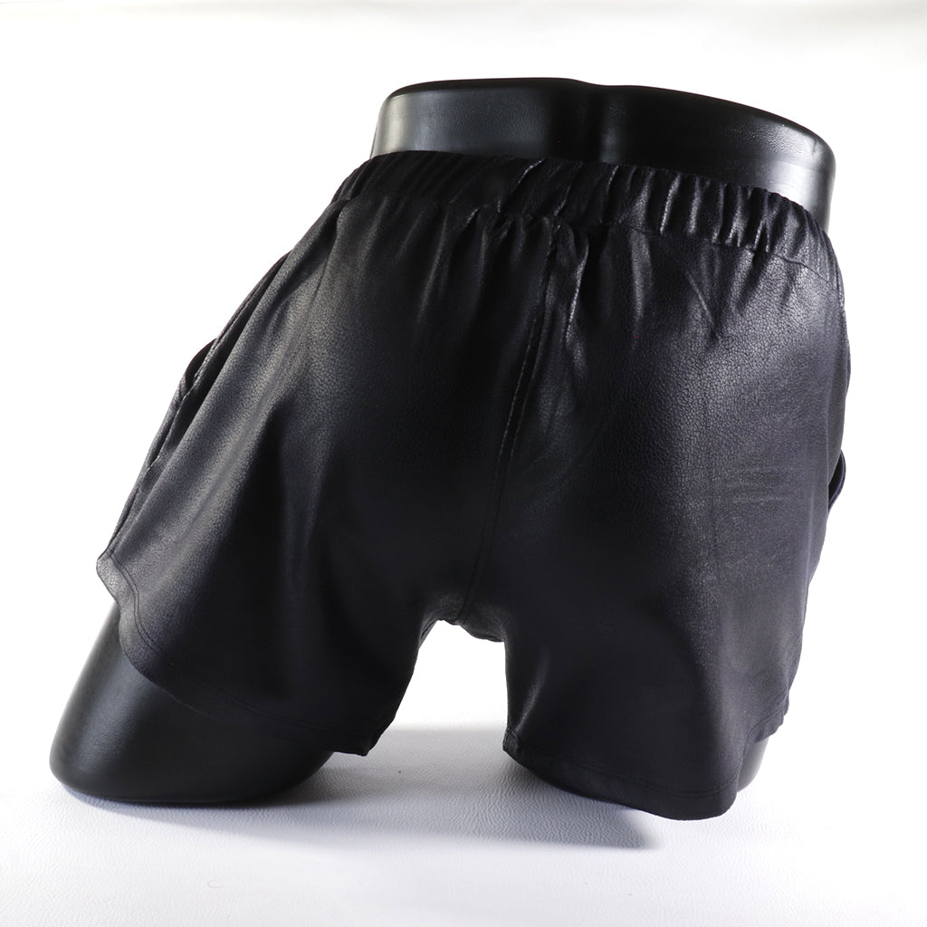 Mini - Short en Simili-Cuir Noir
Mini short en simili-cuir noir avec côtés ouverts, créé par Omar Enrique Paris – mode masculine audacieuse et vêtements sportifs fetish.
Keywords: short simili cuir homme, short fetish, Omar Enrique Paris