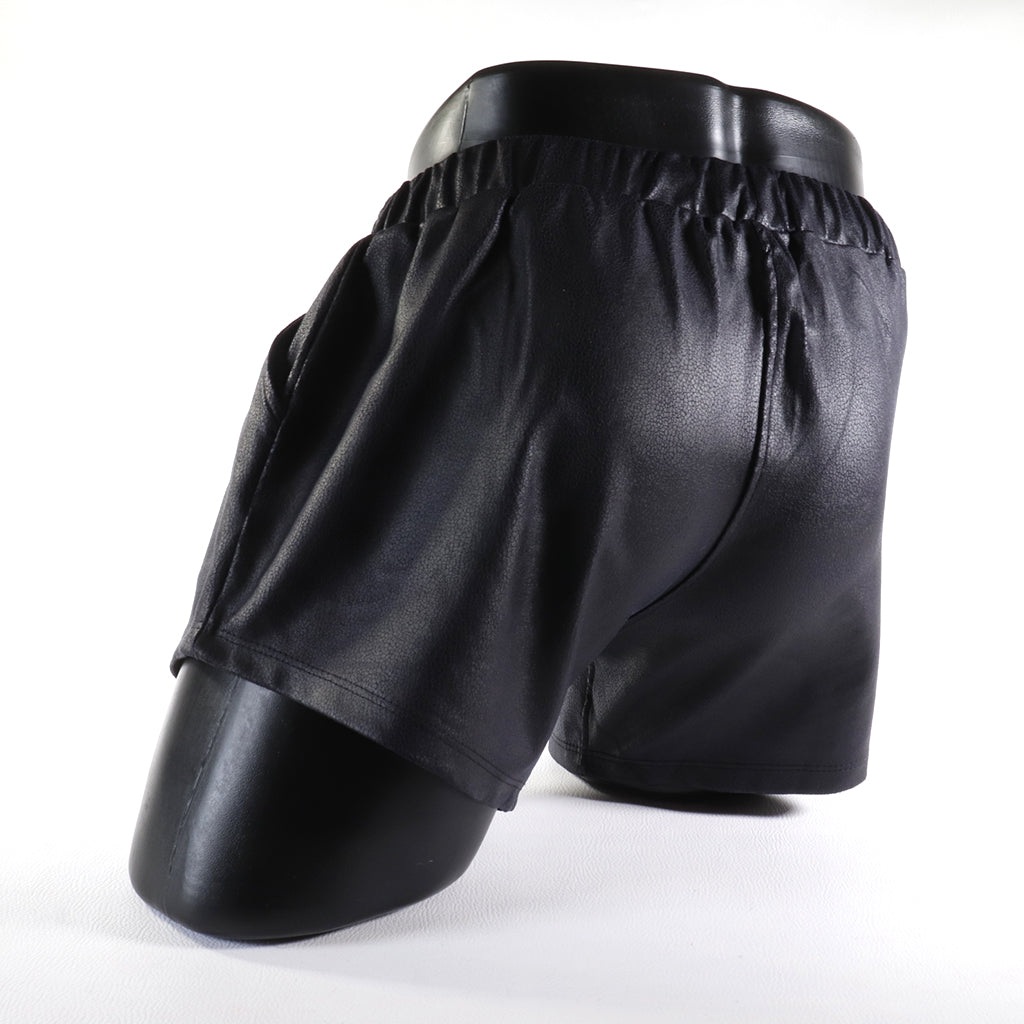 Mini - Short en Simili-Cuir Noir
Mini short en simili-cuir noir avec côtés ouverts, créé par Omar Enrique Paris – mode masculine audacieuse et vêtements sportifs fetish.
Keywords: short simili cuir homme, short fetish, Omar Enrique Paris