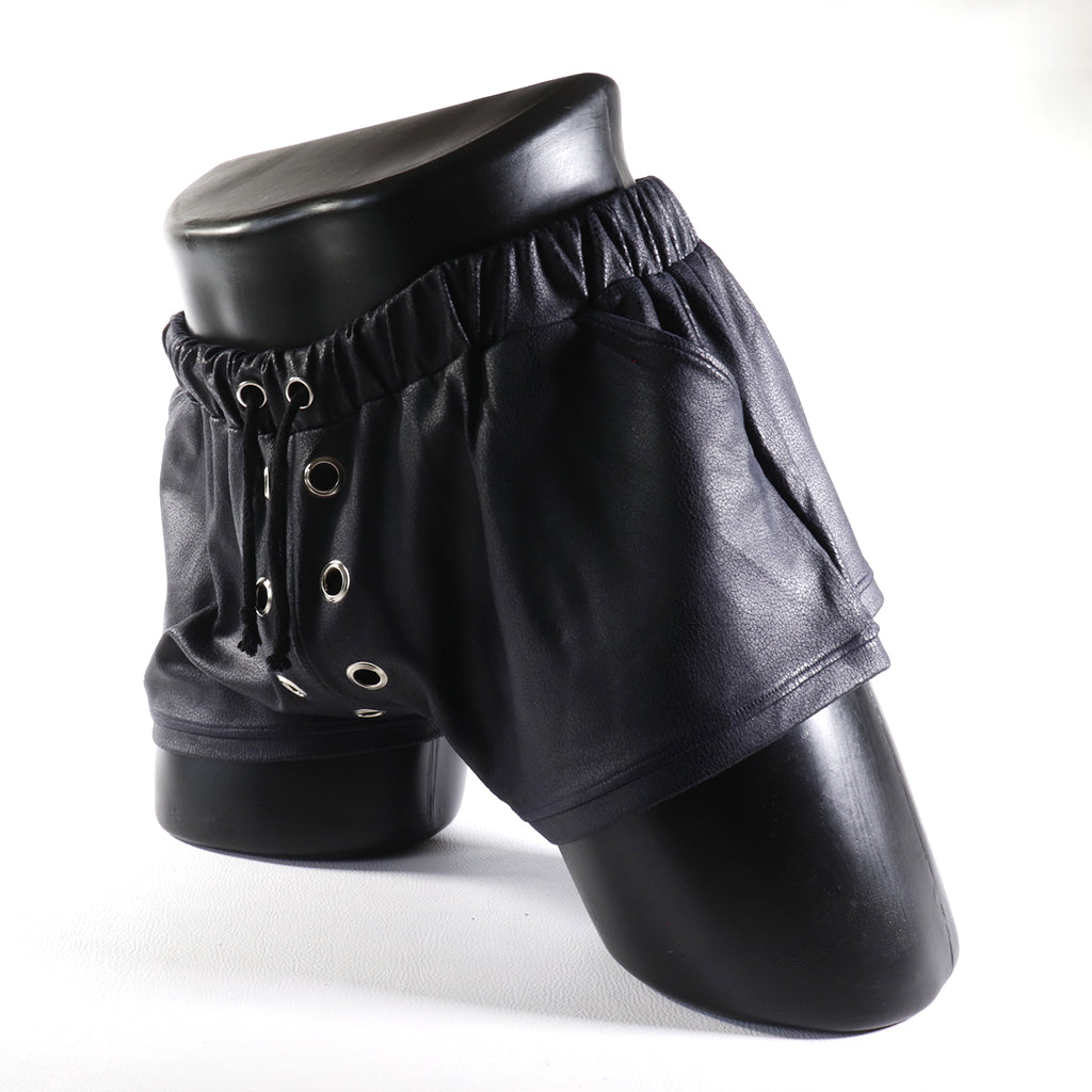Mini - Short en Simili-Cuir Noir
Mini short en simili-cuir noir avec côtés ouverts, créé par Omar Enrique Paris – mode masculine audacieuse et vêtements sportifs fetish.
Keywords: short simili cuir homme, short fetish, Omar Enrique Paris