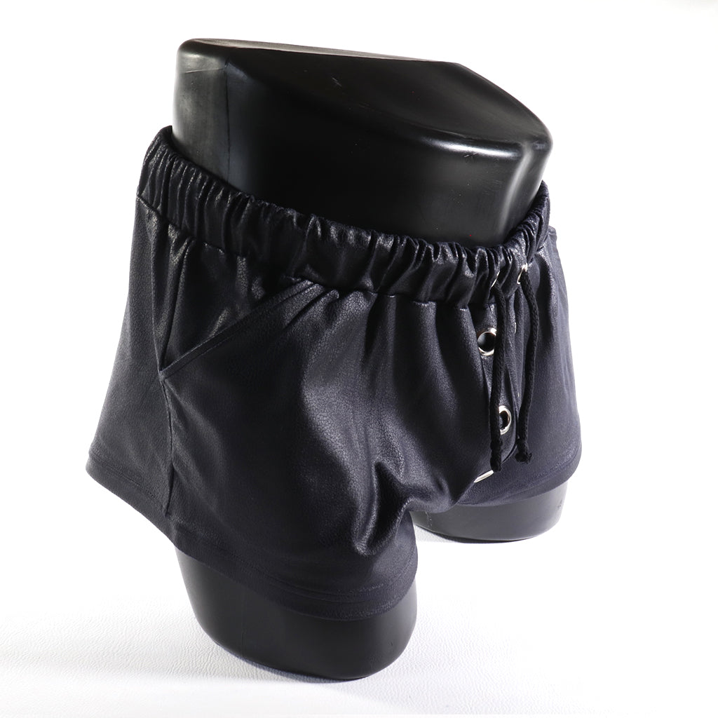 Mini - Short en Simili-Cuir Noir
Mini short en simili-cuir noir avec côtés ouverts, créé par Omar Enrique Paris – mode masculine audacieuse et vêtements sportifs fetish.
short simili cuir homme, short fetish, Omar Enrique Paris