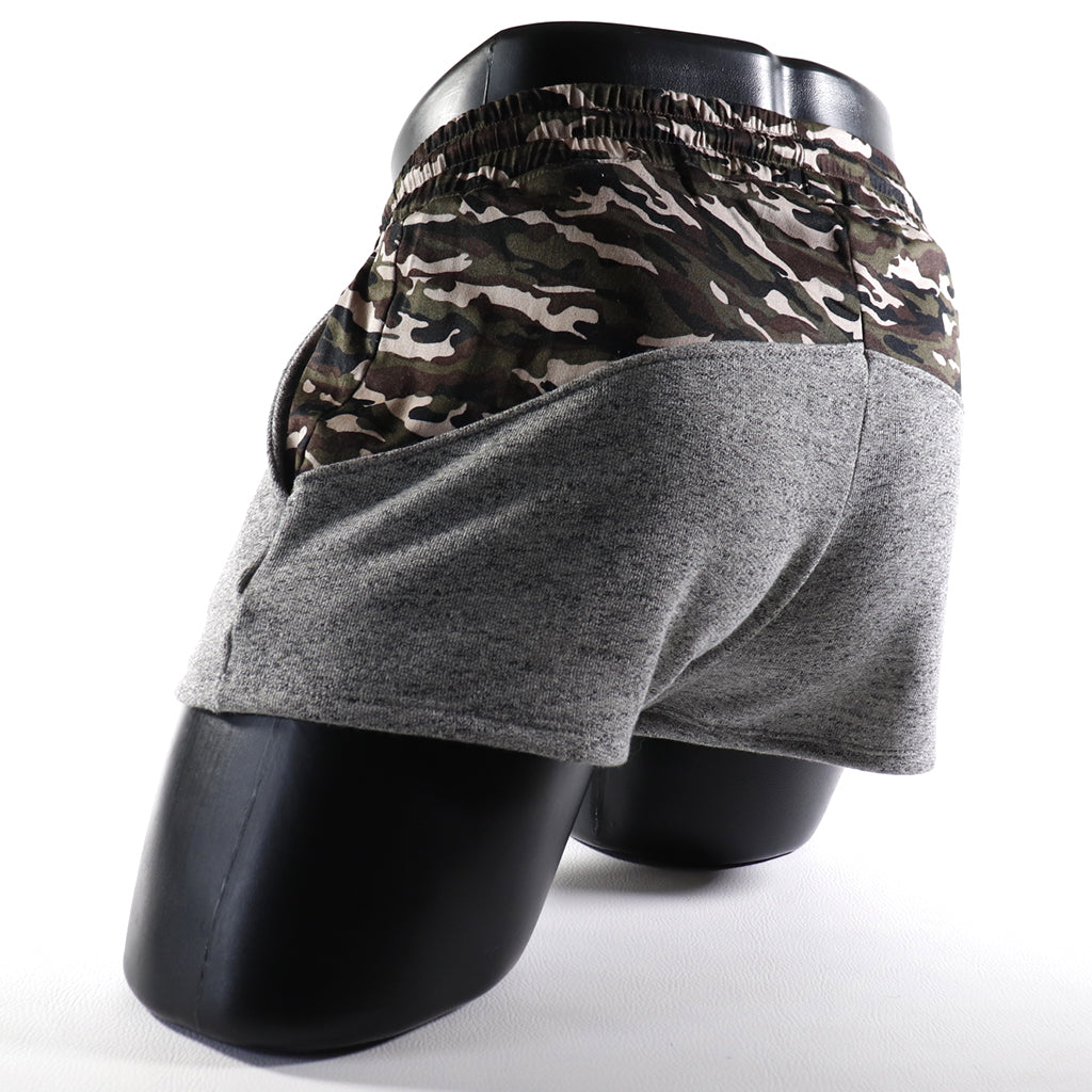 Mini - Short  -  Sport -Transparent – Noir - gris - blanc
Mini short de sport transparent noir avec design contrasté, créé par Omar Enrique Paris – mode masculine, vêtements sportifs et style audacieux.
Keywords: short sport homme, short transparent, mode masculine, Omar Enrique Paris