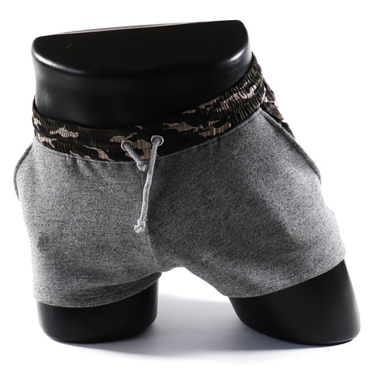 Mini - Short  -  Sport -Transparent – Noir - gris - blanc
Mini short de sport transparent noir avec design contrasté, créé par Omar Enrique Paris – mode masculine, vêtements sportifs et style audacieux.
Keywords: short sport homme, short transparent, mode masculine, Omar Enrique Paris